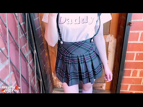 ❤️ Schoolgirl Sucks a dick gu domhainn agus fucks an àite clasaichean. ☑ Pornografach leinn ☑