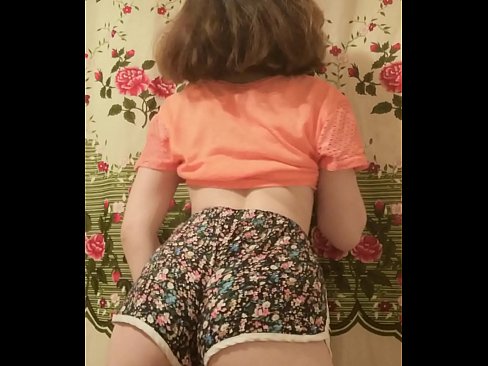 ❤️ Leanabh òg sexy a ’toirt dheth na shorts aice air a’ chamara ☑ Pornografach leinn ☑
