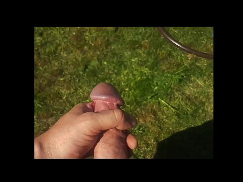 ❤️ Bidh hottie a 'faighinn a pussy pinc fucked agus cums le squirt ann an gàrradh samhraidh ☑ Pornografach leinn ☑